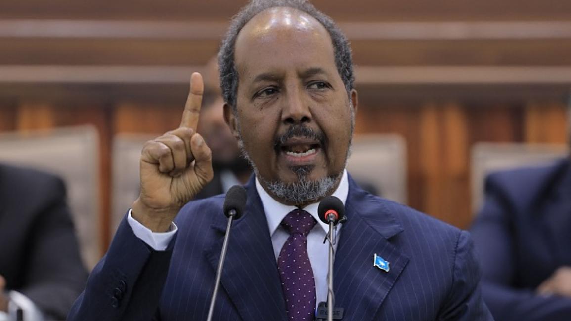 الرئيس الصومالي يكشف عن ضبط أسلحة حوثية كانت في طريقها إلى حركات إرهابية في بلاده