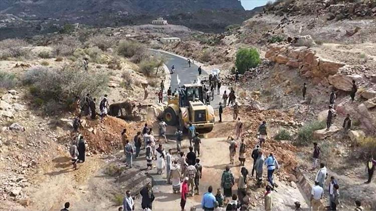 فتح طريق الضالع بين صنعاء وعدن يخفف معاناة المواطنين وسط تعطل مطار صنعاء