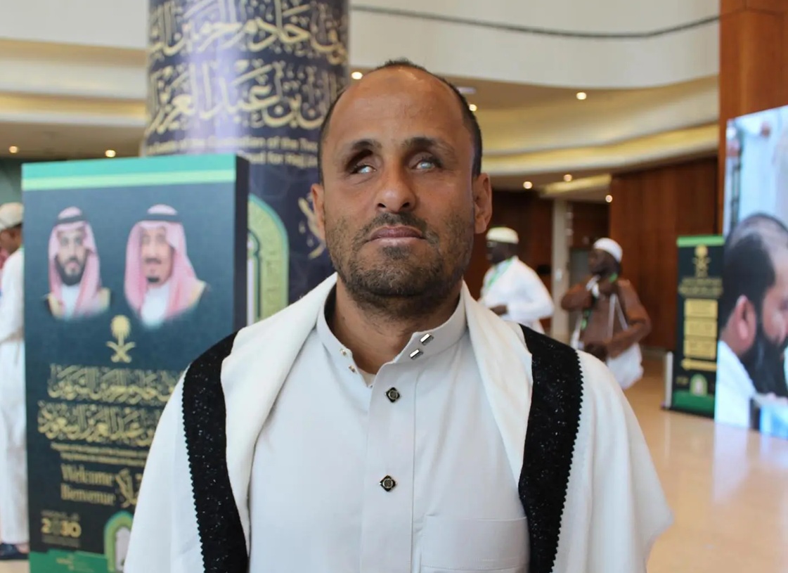 لم أرَ الكعبة بعيني لكني شعرت بعظمتها في قلبي.. حاج يمني كفيف يحقق حلم العمر بفضل مكرمة خادم الحرمين