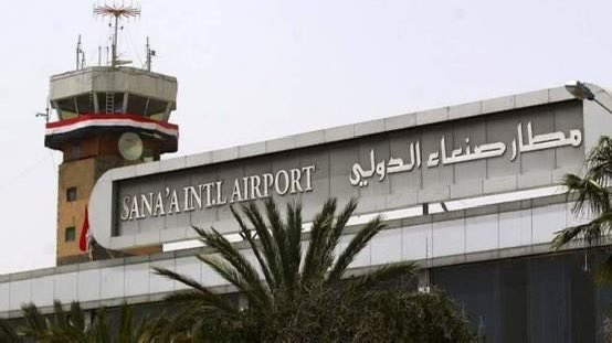الكشف عن تهريب قيادات الحوثيين لأسرهم عبر مطار صنعاء تزامنا مع الغارات الاميركية.. تفاصيل