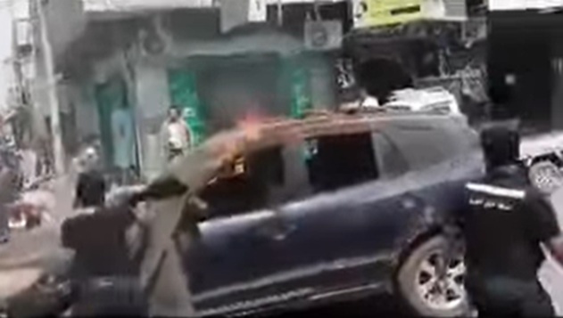 مواطن يمني يُضرم النار في سيارته احتجاجاً على تعسف "الضبط المروري" في الحديدة - [فيديو]