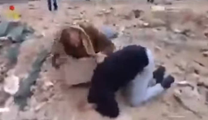 فيديو صادم لعنصر حوثي أمام حفرة مقتل نصر الله..ووزير يمني: هذه الحقيقة التي يحاولون إخفاءها!  - [فيديو]