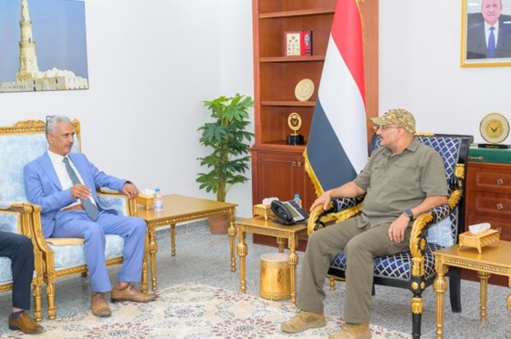 طارق صالح يوجه بدراسة عدد من مشاريع الدعم لجامعة تعز