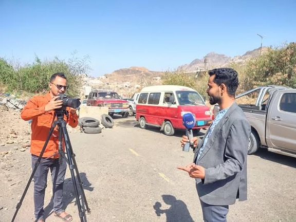 تعرض فريق قناة سعودية لاعتداء مسلح في تعز أثناء تغطيته لضحايا قصف حوثي