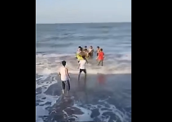 شاب يلقى حتفه غرقا في كورنيش الحديدة لترتفع حصيلة الضحايا إلى 5 اشخاص - [فيديو]