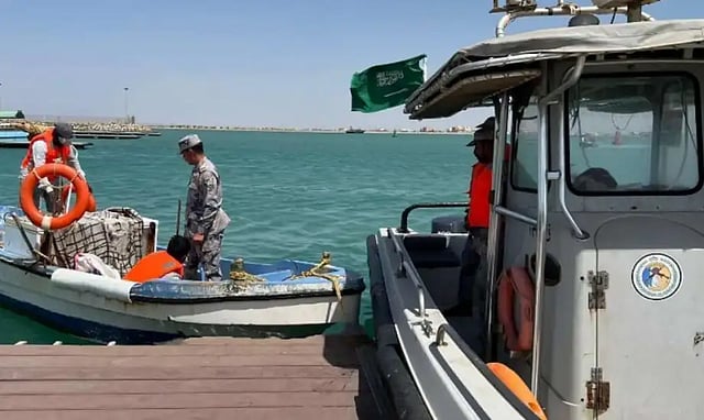انقاذ طفل يمني من الغرق في الخبر بالسعودية