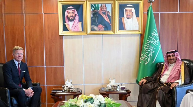السفير آل جابر يلتقي غروندبرغ ويبحثان تطورات الأوضاع في اليمن والبحر الأحمر 