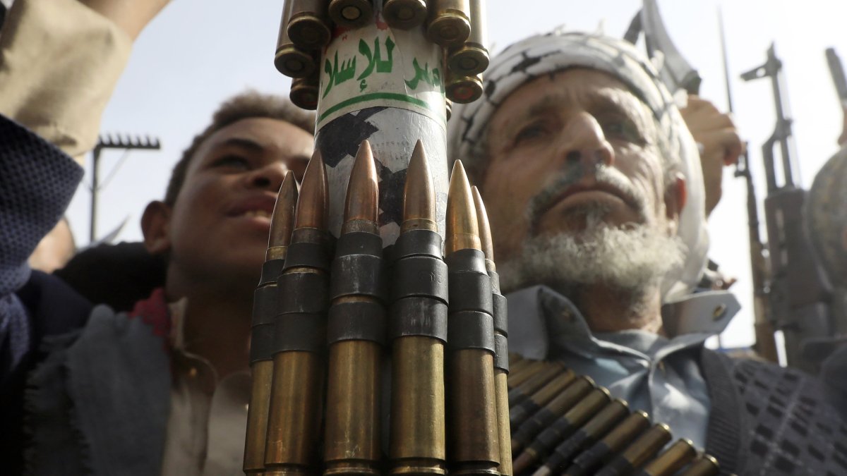 ديلي صباح: الحوثيون يتحدّون الاستقرار الإقليمي باستراتيجية إيرانية هجينة