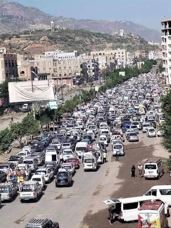 ازدحام خانق في منفذ تعز الشرقي مع تفاقم معاناة المسافرين بفعل إجراءات الحوثيين