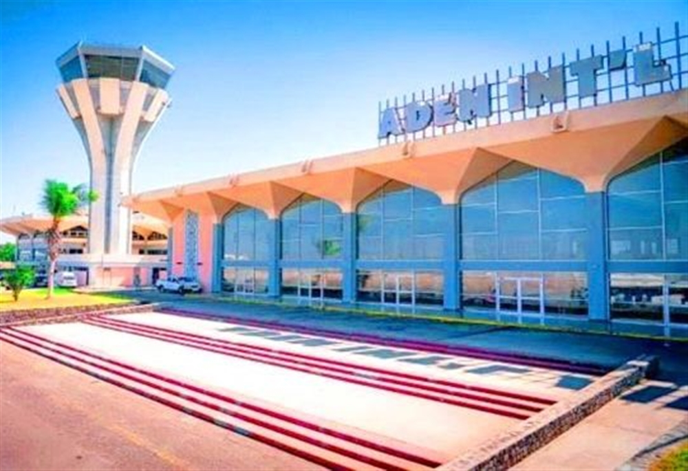 جدل في مطار عدن بعد نشر فيديو لموظف يمضغ القات ورئيس البنك الأهلي يتسبب بإيقافه