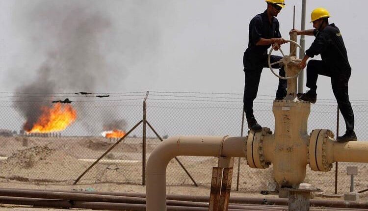الحكومة تبحث مع غروندبرغ صفقة محتملة: تصدير النفط مقابل تشغيل مطار صنعاء
