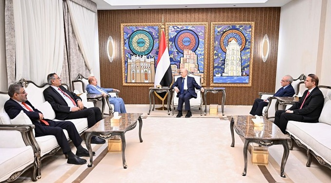 الرئيس العليمي يبحث مع هيئة رئاسة البرلمان تداعيات تصنيف الحوثيين وتأثيره على اليمن