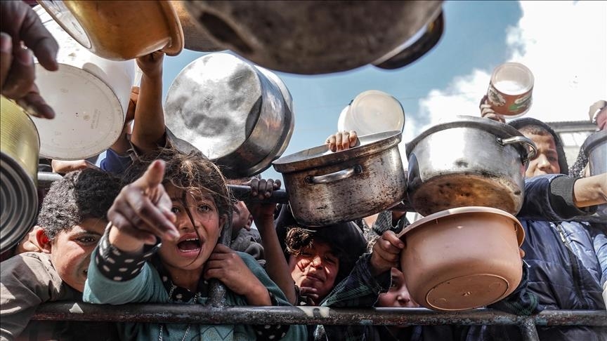 قبائل وعشائر غزة ترفض خطة إسرائيل للسيطرة على توزيع المساعدات وتحذر من سلاح التجويع