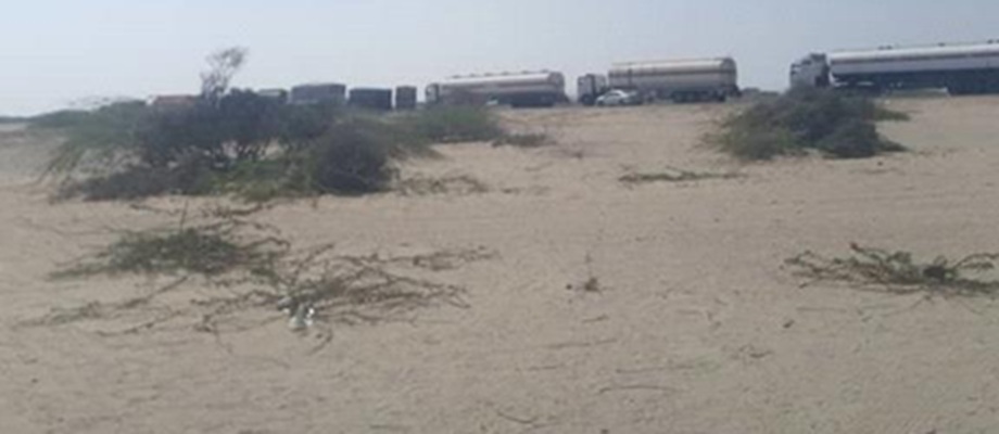 قطاع قبلي يغلق طريق دولي جنوب اليمن احتجاجًا على وفاة محتجز في عدن