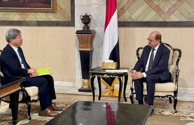 الزنداني يلتقي سفير كوريا الجنوبية ويؤكد أهمية التنفيذ الفعّال لتدابير حظر الأسلحة ومحاسبة مليشيا الحوثي