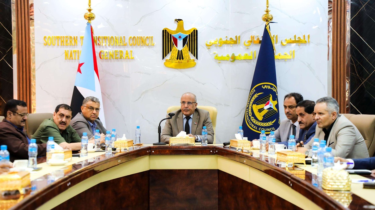 الانتقالي يدعو لمواجهة الاحتجاجات الغاضبة في عدن بـ «القوة» ويتهم قوى «معادية» بالوقوف وراءها