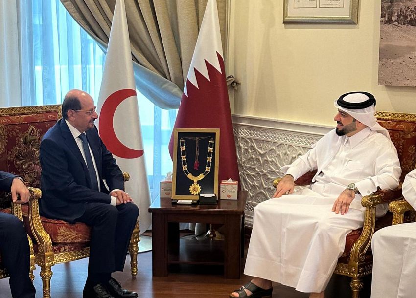 وزير خارجية اليمن يبحث مع الامين العام للهلال الأحمر القطري آليات تفعيل التعاون