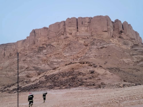 استنفار في شبوة لإنقاذ ثلاثة شبان عالقين في جبل وعر شرق عتق