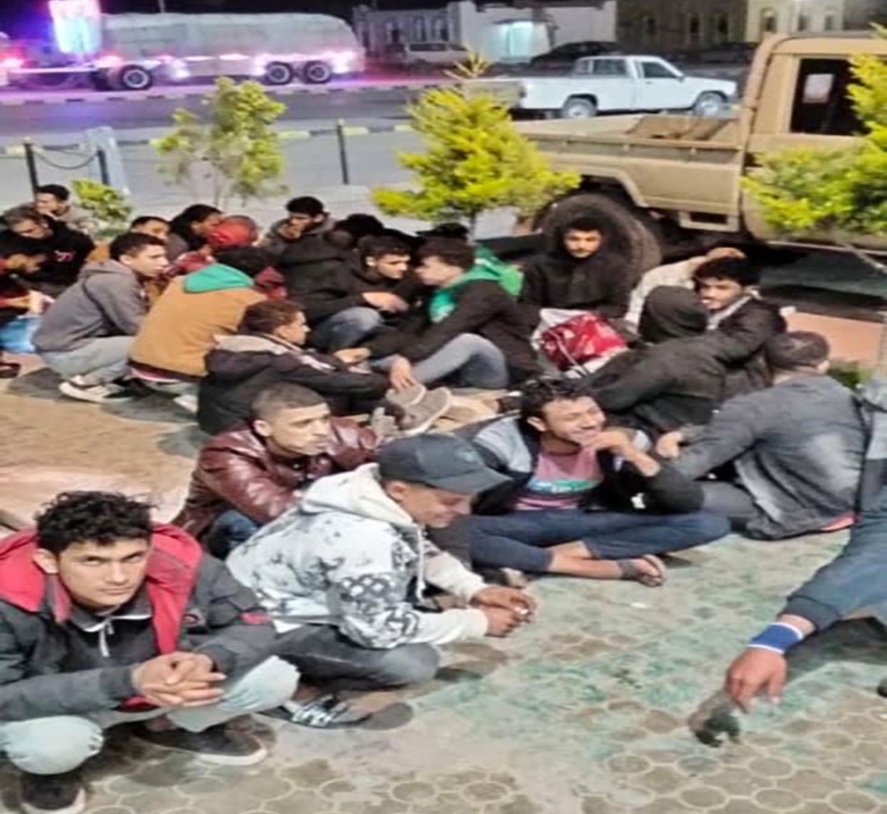 بينهم يمني.. ليبيا تضبط 46 مهاجرًا غير شرعي قبيل تهريبهم بحراً