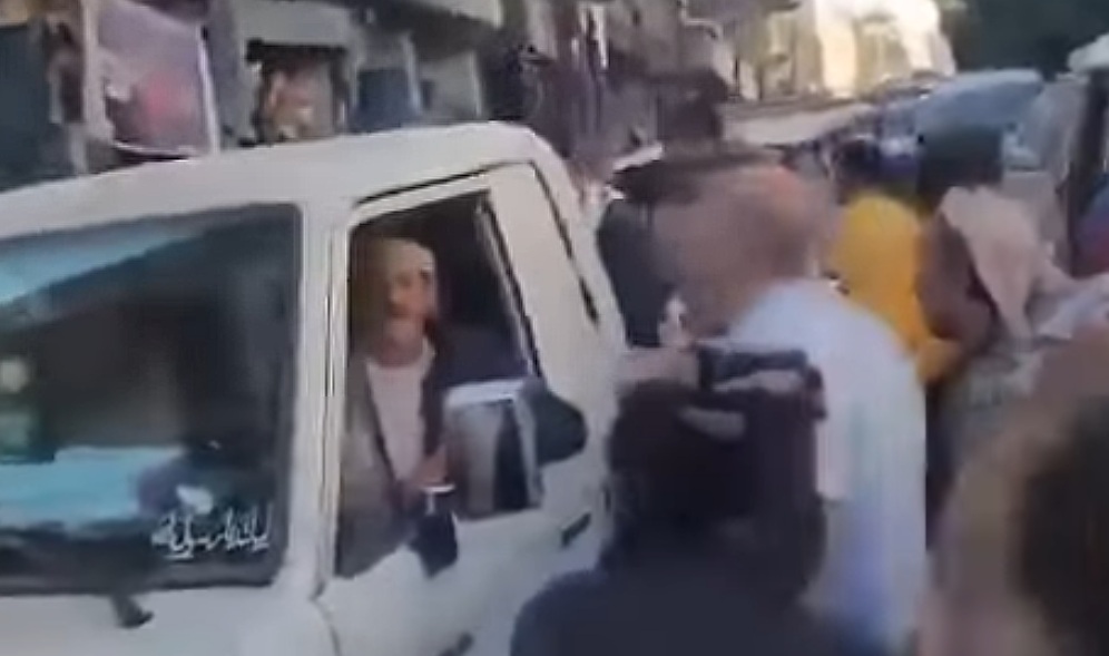 «ضربونا داخل محالنا».. عناصر حوثية تعتدي على ملاك محال تجارية وسط اليمن - [فيديو]