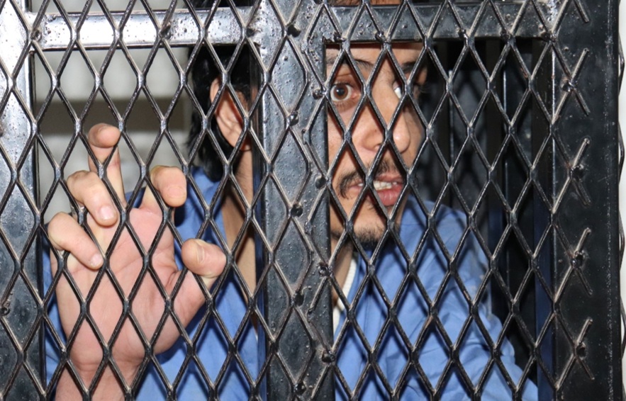 متهم بقتل 3 من زملائه في صنعاء يدّعي من قفص الاتهام: شيخ خدعني وأقنعني بأن استخراج الكنز يتطلب التضحية بالبشر