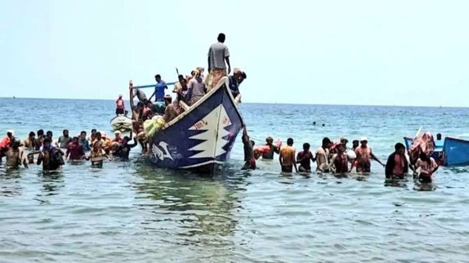 بعد احتجازهم لعدة أيام... إريتريا تفرج عن 60 صيادًا يمنيًا وتُصادر قواربهم ومعداتهم