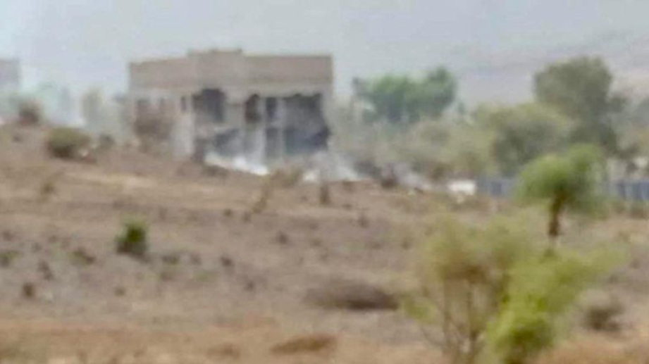 الحوثيون يفرجون عن عصابة متورطة بتفجير ونهب وإحراق ممتلكات في عمران