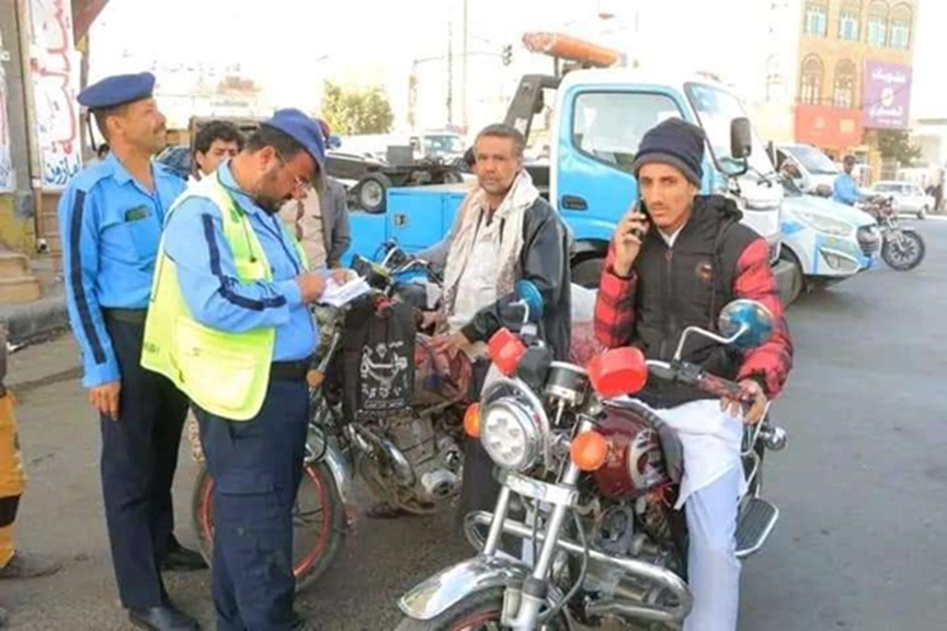 الحوثيون يفرضون إجراءات عقابية على سائقي الدراجات النارية واتهامات بعملية نهب جديدة