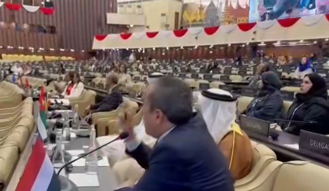 قيادي بارز في حزب الإصلاح يؤدب مندوب إيراني في مؤتمر بإندونيسيا بكلمات نارية ويكشف جرائم نظامه في اليمن - [فيديو]