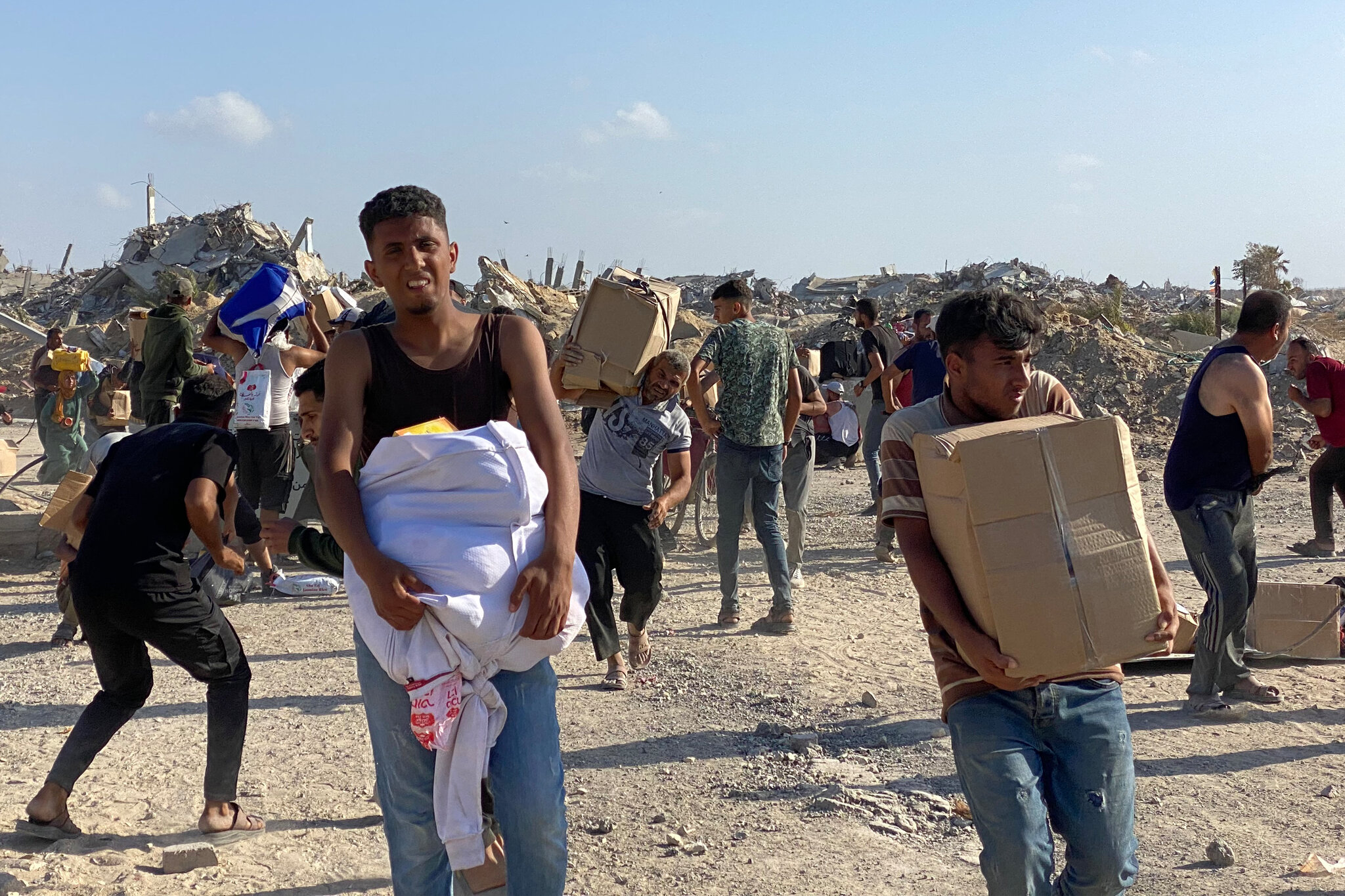 مجزرة جديدة في غزة: 66 شهيدًا بينهم 12 من منتظري المساعدات وسط انقطاع الاتصالات
