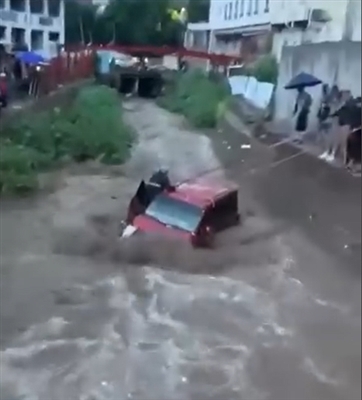 في إب.. شاب ينقذ مسنًا من موت محقق في لحظة تحدٍّ مدهشة وسط السيول
