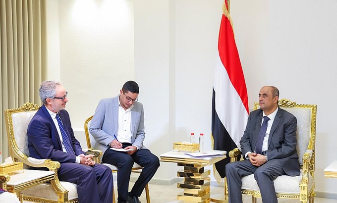 رئيس الحكومة اليمنية يبحث مع وفد أوروبي تداعيات الحرب الاقتصادية الحوثية وسبل دعم التعافي والإصلاحات