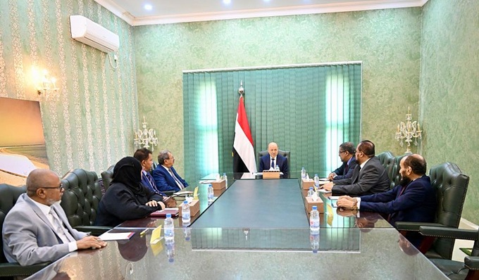 العليمي يؤكد دعم استقلال القضاء ويشيد بجهود السلطة القضائية في تعزيز سيادة القانون
