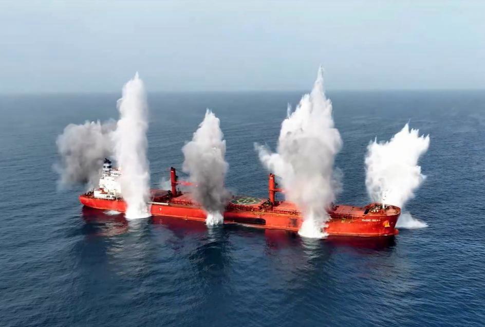 بقع نفطية ضخمة تهدد البيئة البحرية في البحر الأحمر بعد غرق سفينتين بهجوم حوثي