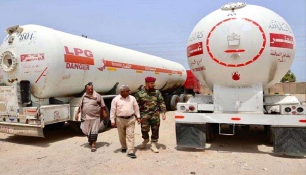 فضيحة تهريب تهز قطاع الغاز.. اليمنينة للغاز توقف مسؤولًا وتطيح بمحطات بعد ضبط شحنة إلى الحوثيين
