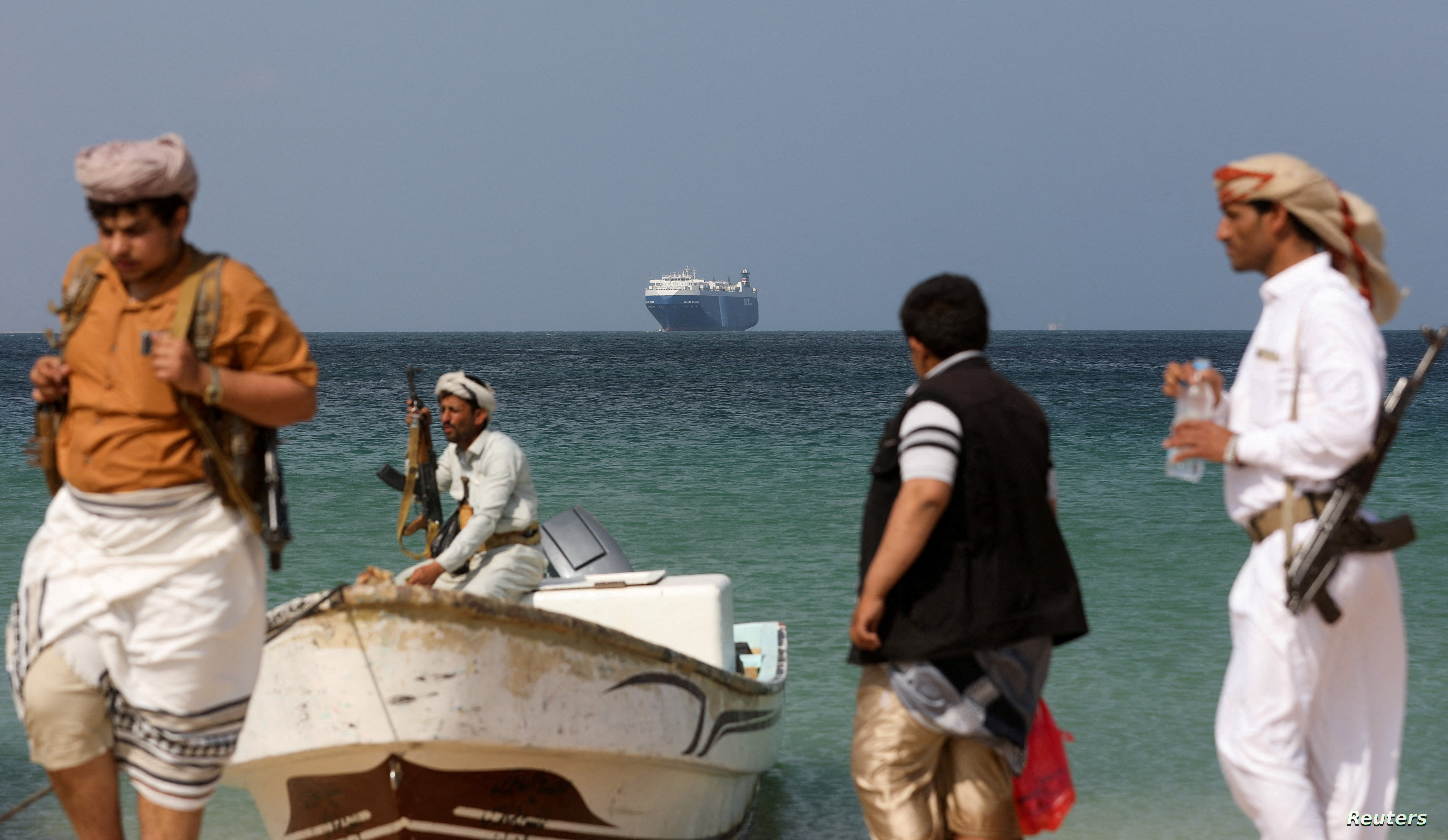 الحوثيون يواصلون استهداف السفن في البحر الأحمر بتوجيهات إيرانية ويطالبون عُمان بعدم التدخل