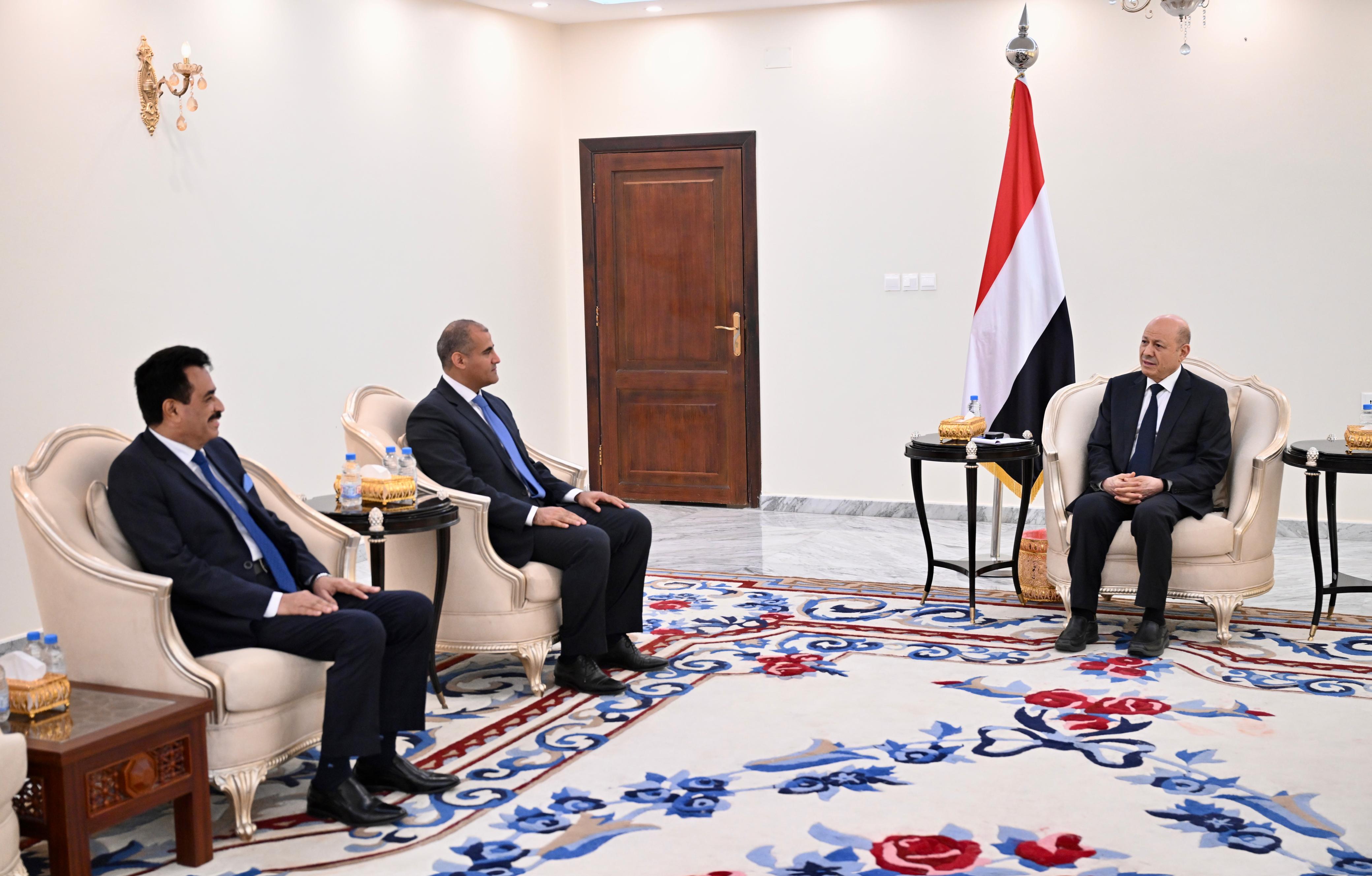 تعيين سفيرين لليمن لدى التشيك وإندونيسيا والعليمي يحثهما على تعزيز حضور الدبلوماسية اليمنية وفضح انتهاكات الحوثيين