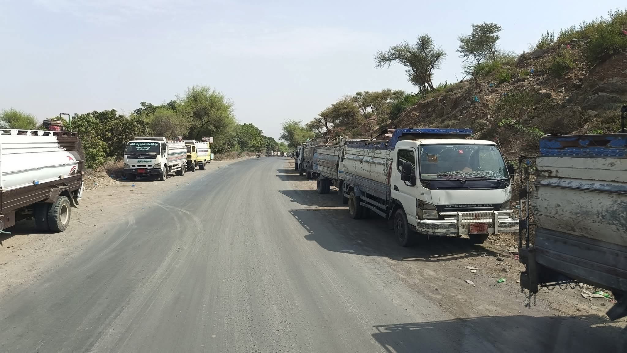 قيادة محور تعز تسمح بمرور صهاريج المياه من الحوبان عبر المنفذ الشرقي دون رسوم
