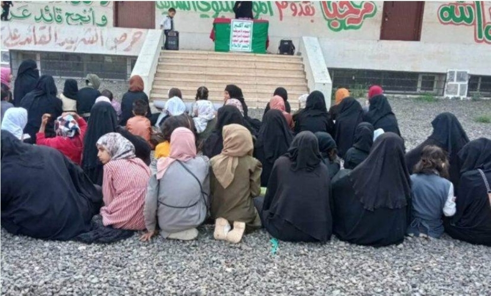  الحوثيون يفرضون الشادور الإيراني على طالبات صنعاء وسط رفض واسع