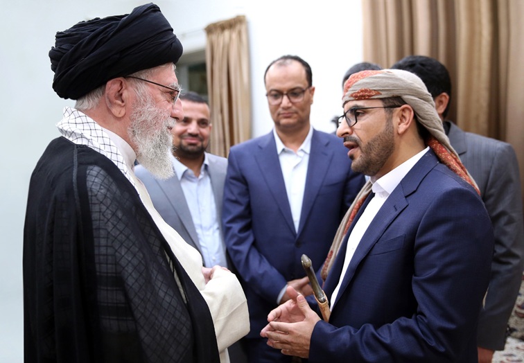 رويترز: إيران تبلغ وكيلها في اليمن بـ"تهدئة التوتر" وقيادات الحوثي تتخلى عن هواتفها عقب الغارات الامريكية