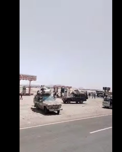 بدء السماح بدخول السيارات القادمة من الشمال إلى عدن بعد ساعات من المنع