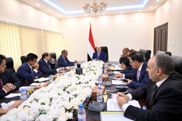 العليمي يحذر الحوثيين من الزج باليمن في الصراعات الإقليمية ويحملهم مسؤولية التبعات