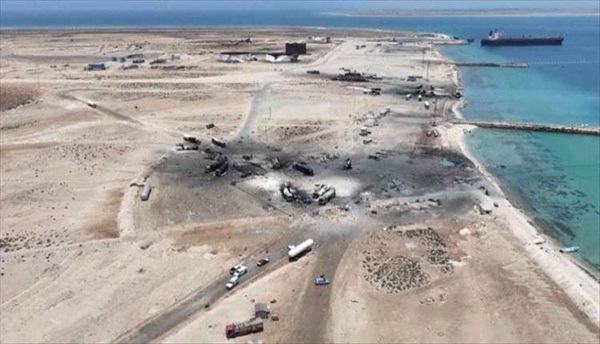 الحوثيون يمنعون ناقلات نفط من مغادرة ميناء رأس عيسى ويهددون بإطلاق النار