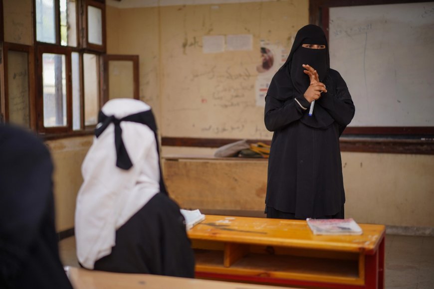 إقالة مسؤولة تربوية رفضت تسهيل الغش لصالح قيادي حوثي.. تفاصيل
