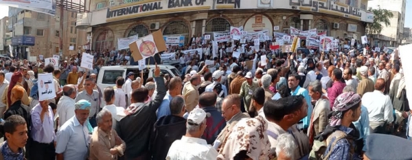معلمو تعز يتظاهرون للمطالبة برواتبهم وتحسين أوضاعهم المعيشية