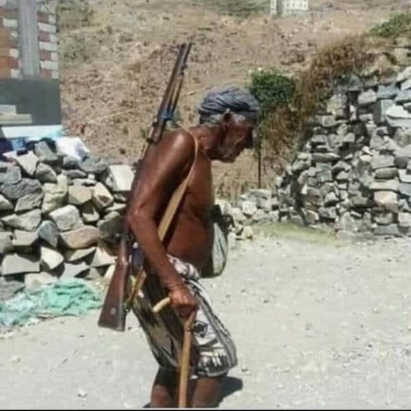 وفاة آخر شيخ يمني ظل متمسكا بتقاليد وملابس أجداده الحميريين..صورة