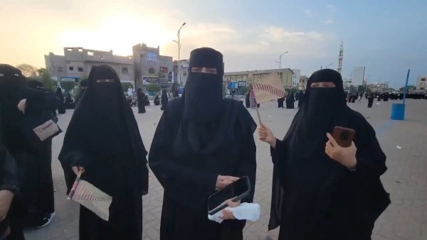 وقفة نسوية في عدن تطالب بإنقاذ الوضع المعيشي ووقف تدهور العملة