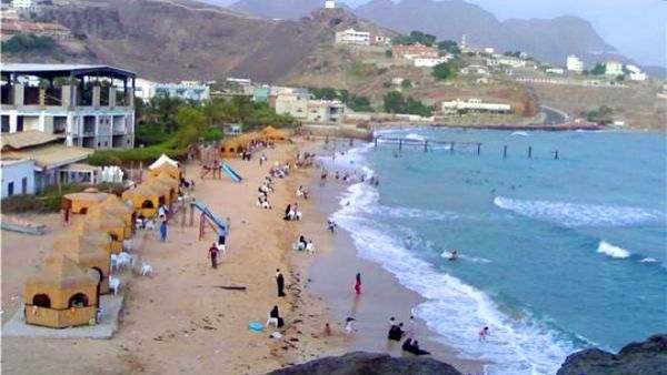 خفر السواحل يحذّر: السباحة في سواحل عدن خلال الصيف تهدّد الحياة