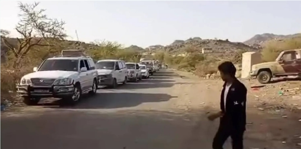 الحوثيون يفرضون جبايات وجمارك على المسافرين في طريق بالضالع