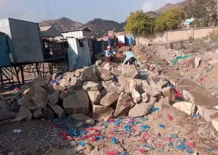 نافذون يسطون على مقبرة ويحولونها إلى سوق لبيع القات ويرفضون أوامر السلطة المحلية باخلائها- (وثائق+صور)